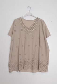 Picture of CURVY GIRL COTTON TOP WITH EYELITS AND EMBROIDERY